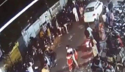 ഇടിച്ചു തെറിപ്പിക്കാനുളള ശ്രമത്തിനിടെ കാറിന്റെ ബോണറ്റിലേക്ക് എടുത്തുചാടി, വലിച്ചിഴച്ച് മുന്നോട്ടു കുതിച്ചു; സബ് ഇന്‍സ്‌പെക്ടര്‍ റോഡില്‍ ( വീഡിയോ) 
