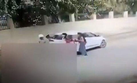ഹരിയാനയില്‍ യുവതിക്ക് നേരെ വെടിയുതിര്‍ക്കുന്ന ദൃശ്യം