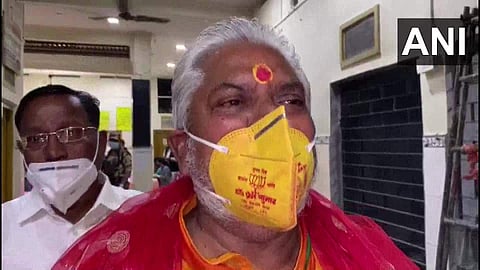 താമര മാസ്‌കുമായി മന്ത്രി പോളിങ് ബൂത്തില്‍; പെരുമാറ്റ ചട്ട ലംഘനം, ബിഹാറില്‍ വിവാദം