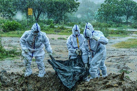 'ഓരോ മിനിറ്റിലും ഒരു അമേരിക്കക്കാരന്റെ ജീവനെടുക്കുന്നു' ; യുഎസില്‍ കോവിഡ് താണ്ഡവം, ഇനിയും വഷളാവുമെന്ന് മുന്നറിയിപ്പ് 