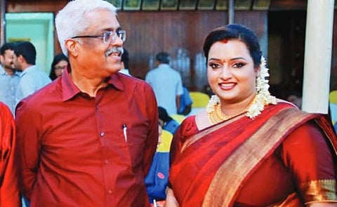 സ്വപ്‌ന പറഞ്ഞിട്ട് വാങ്ങി നല്‍കിയ ഒരു ലക്ഷം രൂപയുടെ ഫോണ്‍ ഉപയോഗിക്കുന്നത് ശിവശങ്കര്‍