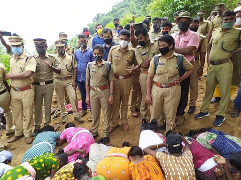 ആദിവാസി ഊരുകളിൽ നിന്ന് വനപാത നിർമിക്കാനെത്തിയവരെ വനംവകുപ്പ് ഉ​ദ്യോ​ഗസ്ഥർ തടഞ്ഞപ്പോൾ അവരുടെ കാൽക്കൽ വീണപേക്ഷിക്കുന്ന സ്ത്രീകൾ