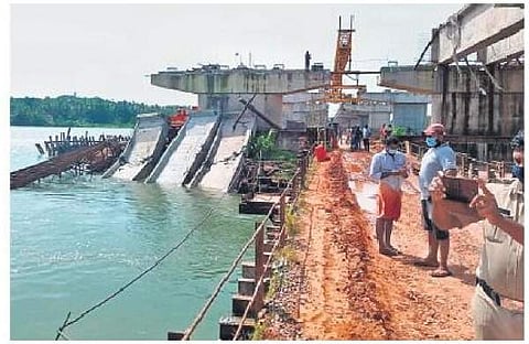 നിര്‍മ്മാണത്തിലിക്കെ തകര്‍ന്ന തലശ്ശേരി-മാഹി പാലത്തിന്റെ നിര്‍മ്മാണ കമ്പനിക്ക് കേന്ദ്രസര്‍ക്കാര്‍ വിലക്ക്