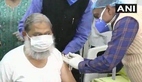 കോവിഡ് വാക്‌സിന്‍ മൂന്നാം ഘട്ടത്തില്‍, ആദ്യ ഡോസ് സ്വീകരിച്ച് ഹരിയാന ആരോഗ്യ മന്ത്രി; ഇന്ത്യയിലെ ഏറ്റവും വലിയ ക്ലിനിക്കൽ പരീക്ഷണത്തിന് തുടക്കം (വീഡിയോ)