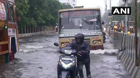 മഴ കനത്തു, ശക്തമായ കാറ്റിന് സാധ്യത; തമിഴ്‌നാട്ടില്‍ നാളെയും അവധി, പൊതുഗതാഗതം നിര്‍ത്തി
