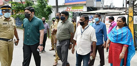 ജില്ലാ കളക്ടര്‍ നേരിട്ടിറങ്ങി; അനധികൃത ബോര്‍ഡുകള്‍ നീക്കം ചെയ്തു  