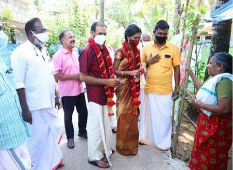വിവാഹ വേദിയിൽനിന്നു കൈപിടിച്ച് അവർ പോയത് പ്രചാരണത്തിന്; ഒന്നിച്ച് വോട്ടുതേടി നവദമ്പതികൾ