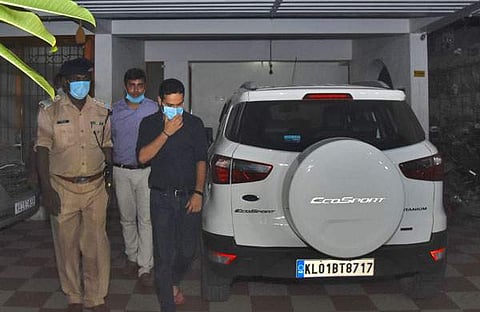 തിരുവനന്തപുരത്ത് ബിനീഷിന്റെ വീട്ടില്‍ റെയ്ഡിന് എത്തിയ ഇഡി ഉദ്യോഗസ്ഥര്‍/ബിപി ദീപു