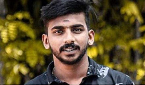 തോര്‍ത്തില്‍ കെട്ടിത്തൂങ്ങി മരിച്ചയാളുടെ ശരീരത്തില്‍ മുറിവുണ്ടാകുന്നതെങ്ങനെ ?; മനുവിനെ തല്ലിക്കൊന്ന് കെട്ടിത്തൂക്കിയതെന്ന് പിതാവ് ; ബിജെപിയുടെ രാഷ്ട്രീയക്കളിയെന്നും ആരോപണം