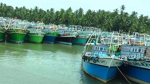 ചാലിയം തീരത്ത് മത്സ്യബന്ധന ബോട്ടിന് തീപിടിച്ചു; തൊഴിലാളികള്‍ കടലില്‍ ചാടി രക്ഷപ്പെട്ടു