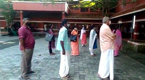 ആദ്യ മണിക്കൂറുകളില്‍ ഭേദപ്പെട്ട പോളിങ്, പാലക്കാട് യന്ത്രത്തകരാര്‍ മൂലം വോട്ടെടുപ്പ്‌ നിര്‍ത്തിവെച്ചു; ചിലയിടത്ത് നേരത്തെ വോട്ടിങ് ആരംഭിച്ചത് വിവാദത്തില്‍ (വീഡിയോ)