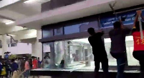 തൊഴിലാളികള്‍ ഫാക്ടറി അടിച്ചു തകര്‍ക്കുന്നു / വീഡിയോ ദൃശ്യം