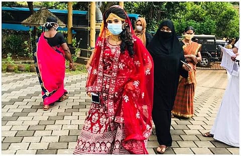 കാസര്‍കോട് വിവാഹ വേഷത്തില്‍ വോട്ട് ചെയ്യാനെത്തിയ പെണ്‍കുട്ടി/ എക്‌സ്പ്രസ് ഫോട്ടോ സര്‍വീസ്‌