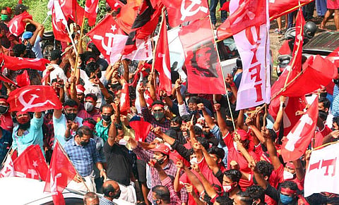 തദ്ദേശ തെരഞ്ഞെടുപ്പ് വിജയത്തിന് പിന്നാലെ ആഹ്ലാദപ്രകടനം നടത്തുന്ന ഇടതുമുന്നണി പ്രവര്‍ത്തകര്‍