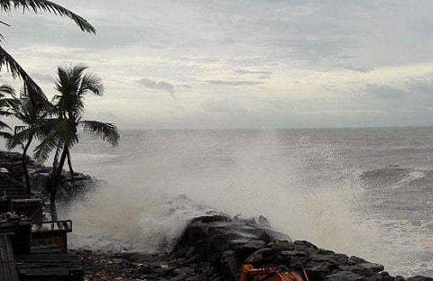 ബുറേവി ചുഴലിക്കാറ്റ് ഇന്ത്യൻ തീരത്തേക്ക് ; കേരളത്തില്‍ അതീവ ജാഗ്രത ; തെക്കന്‍ ജില്ലകളില്‍ റെഡ് അലര്‍ട്ട്