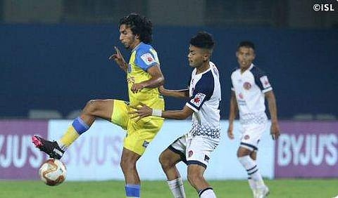 ഈസ്റ്റ് ബംഗാള്‍- ബ്ലാസ്റ്റേഴ്‌സ് പോരാട്ടം/ ഐഎസ്എല്‍ ട്വിറ്റര്‍ ചിത്രം