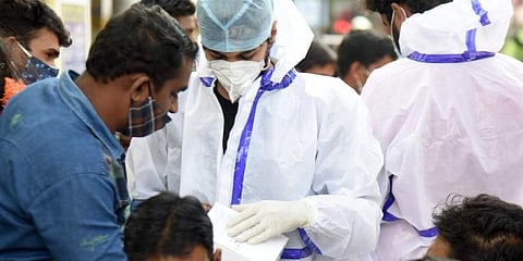 ബംഗളരൂവില്‍ കോവിഡ് പരിശോധനയുടെ ഭാഗമായി സാമ്പിള്‍ ശേഖരിക്കുന്ന ആരോഗ്യപ്രവര്‍ത്തകര്‍ /ഫോട്ടോ ന്യൂ ഇന്ത്യന്‍ എക്‌സ്പ്രസ്‌