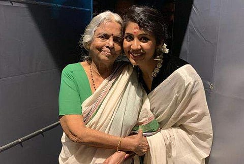 സു​ഗതകുമാരിക്കൊപ്പം നവ്യ/ ഫേയ്സ്ബുക്ക്