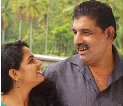 നടി നിഖില പിതാവിനൊപ്പം ( ഫയല്‍ ചിത്രം )