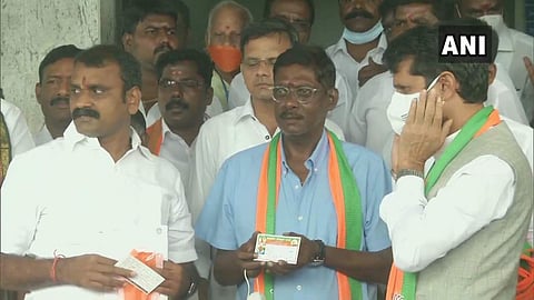 മുന്‍ ഇന്ത്യന്‍ ക്രിക്കറ്റ്താരം ലക്ഷ്മണ്‍ ശിവരാമകൃഷ്ണന്‍ ബിജെപി അംഗത്വം സ്വീകരിക്കുന്നു /ഫോട്ടോ  എഎന്‍ഐ