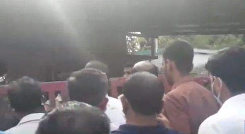 വീടിന് മുന്‍വശത്തെ ദൃശ്യം/ ചാനല്‍ ചിത്രം