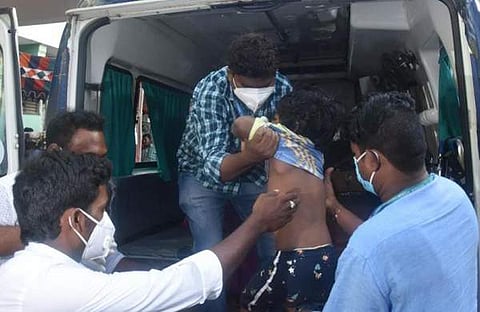 അജ്ഞാത രോഗം ബാധിച്ചു കുഴഞ്ഞുവീണ കുട്ടിയെ ആശുപത്രിയിലേക്കു കൊണ്ടുപോവുന്നു/പി രവീന്ദ്ര ബാബു, എക്‌സ്പ്രസ്‌