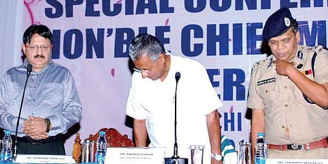 'മുഖ്യമന്ത്രിയെ തന്നെ കാണാതാകാത്തത് ഭാഗ്യം, ഇതെല്ലാം ഇവിടെ നടക്കും, ഇരട്ടച്ചങ്ക് പോയിട്ട് നട്ടെല്ലു പോലുമില്ലാത്ത ഒരു മനുഷ്യനാണ് അവരുടെ നായകന്‍'; കുറിപ്പ്