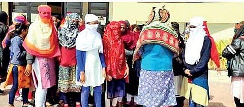 ഗുജറാത്തിലെ കോളജില്‍ ആര്‍ത്തവ പരിശോധന; അടിവസ്ത്രം അഴിച്ചു പരിശോധിച്ചെന്ന് വിദ്യാര്‍ത്ഥിനികള്‍, വിവാദം