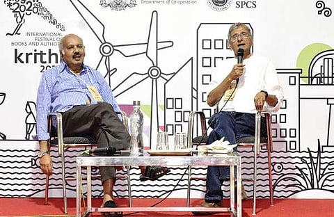 കൃതി പുസ്തകോത്സവത്തില്‍ എന്‍എസ് മാധവന്‍ സംസാരിക്കുന്നു, സേതു സമീപം