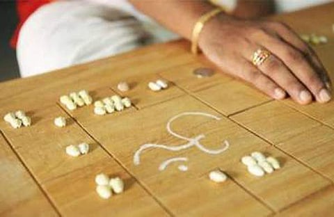 ജ്യോത്സ്യൻ ചമഞ്ഞു കൈക്കലാക്കിയത് 32 ലക്ഷത്തോളം, സ്ത്രീകളുടെ ആഭരണങ്ങളടക്കം തട്ടി; ഒടുവിൽ പിടിയിൽ 