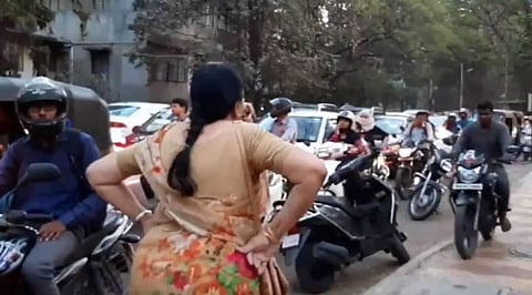 'ഇതിലൂടെ പോകണമെങ്കില്‍ എന്നെ തട്ടിയിട്ടേ പറ്റൂ' ; ഫുട്പാത്ത് കയ്യേറുന്ന സ്‌കൂട്ടര്‍ യാത്രക്കാര്‍ക്ക് മുന്നില്‍ ചങ്കൂറ്റത്തോടെ വനിത, വീഡിയോ വൈറല്‍