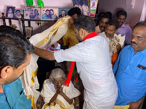 മോദിയുടെ പരാമര്‍ശത്തിലൂടെ രാജ്യശ്രദ്ധ നേടിയ ഭാഗീരഥി അമ്മയെ ആദരിച്ച് ബിജെപി; കെ സുരേന്ദ്രന്‍ ഷാളണിയിച്ചു