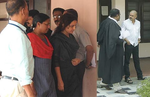 വിസ്താരത്തിനായി മഞ്ജു വാര്യര്‍ കോടതിയിലേക്ക് എത്തുന്നു 2. ദിലീപ് അഭിഭാഷകനോടു സംസാരിക്കുന്നു/ ചിത്രം: അരുണ്‍ ഏഞ്ചല