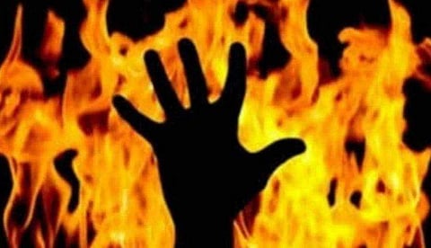 പത്തുരൂപ നല്‍കിയില്ല; സുഹൃത്തുക്കള്‍ യുവാവിനെ ചുട്ടുകൊന്നു