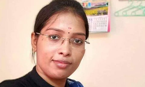 അക്രമ രാഷ്ട്രീയം ഒരിക്കല്‍ കൂടി തോറ്റു!; ബിജെപിയുടെ ബോംബേറില്‍ കാലു തകര്‍ന്ന അസ്‌ന ഇനി സ്വന്തം നാടിന്റെ ഡോക്ടര്‍; ആത്മവിശ്വാസത്തിന്റെ വിജയം