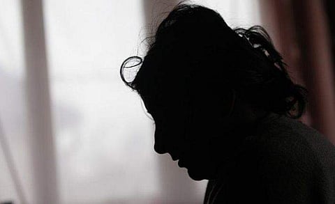 'സുന്ദരിയായി കാണുന്നത് ഇഷ്ടമല്ല, മറ്റൊരാള്‍ രണ്ടാമത് നിന്നെ നോക്കാന്‍ പാടില്ല'; ഭാര്യയുടെ മുടി മുറിച്ച് മുറിയില്‍ പൂട്ടിയിട്ടു, ക്രൂരമര്‍ദ്ദനം, ഭര്‍ത്താവ് ഒളിവില്‍