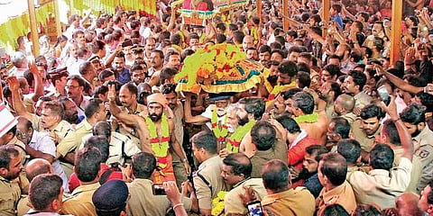 ഭഗവാന് സമര്‍പ്പിച്ചത് തങ്കയങ്കി; തിരുവാഭരണമല്ലെന്ന് പന്തളം കൊട്ടാരം, ദേവസ്വം ബോര്‍ഡ് പാഴ്കിനാവ് കാണുകയാണെന്ന് ക്ഷത്രിയ ക്ഷേമസഭ