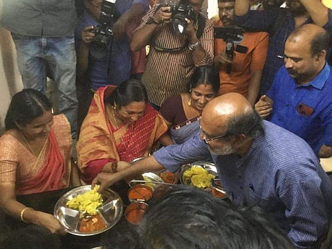 'ബസ് സ്റ്റാന്റില്‍ ചായ വില്‍ക്കുന്ന നവാസ് ഇക്ക 500 രൂപ കയ്യില്‍ ഏല്‍പ്പിച്ചിട്ട് പറഞ്ഞു, നല്ലൊരു കാര്യത്തിനല്ലേ, പാവങ്ങള്‍ക്ക് ഭക്ഷണം കൊടുക്കാനല്ലേ'; ധനമന്ത്രിയുടെ കുറിപ്പ്