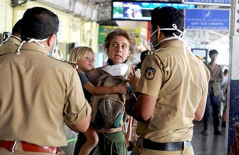 ലഭിക്കില്ലെന്ന് ഉറച്ച ആ പഴ്സ് വിദേശ വനിതയ്ക്ക് തിരികെ കിട്ടി; പൊലീസിന് വീണ്ടും നന്ദി