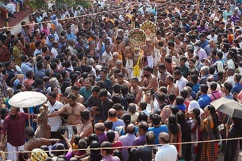 ആള്‍ക്കൂട്ടങ്ങള്‍ ഒഴിവാക്കാന്‍ കളക്ടര്‍മാര്‍ക്ക് നിരോധനാജ്ഞ പ്രഖ്യാപിക്കാം; ഉത്തരവുമായി പൊതുഭരണ വകുപ്പ് 