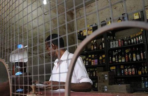 മാര്‍ച്ച് 31വരെ കേരളം ലോക്ക്ഡൗണ്‍; ബിവറേജസ് ഔട്ട്‌ലെറ്റുകള്‍ തുറക്കുമെന്ന് മുഖ്യമന്ത്രി
