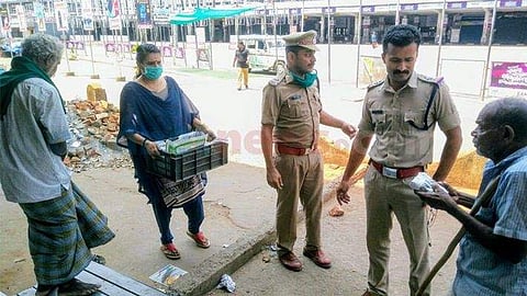 നാട് കോവിഡ് ജാഗ്രതയില്‍; തെരുവില്‍ കഴിയുന്നവര്‍ക്ക് ഭക്ഷണവുമായി എസ്‌ഐ, സ്‌നേഹാഭിവാദ്യങ്ങള്‍
