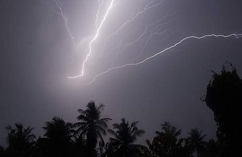 സംസ്ഥാനത്ത് ഇന്ന് കനത്ത ഇടിമിന്നലിന് സാധ്യത, വ്യാഴാഴ്ച വരെ മഴ തുടരുമെന്ന് മുന്നറിയിപ്പ് 