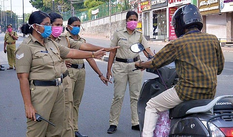 എറണാകുളത്ത് അഞ്ചുപേരുടെ നില അതീവ ​ഗുരുതരം ; ഫോർട്ട് കൊച്ചിയിൽ കര്‍ഫ്യു ; നിയന്ത്രണം കടുപ്പിച്ച് ജില്ലാഭരണകൂടം