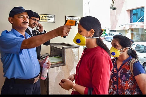 പനിയില്ലെങ്കില്‍ കൊറോണയില്ലെന്ന് അര്‍ഥമില്ല; സംശയങ്ങള്‍, മറുപടികള്‍