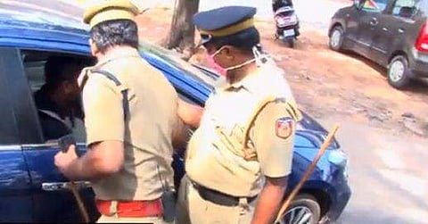 പുത്തന്‍ കാറില്‍ 'ഒരുകിലോ പഴം' വാങ്ങാന്‍ യുവാവ് റോഡില്‍; പൊലീസ് ചെയ്തത്
