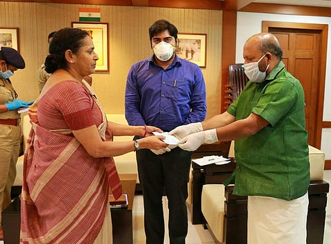 ജോലിയില്‍ നിന്നും വിരമിച്ചു; മുഖ്യമന്ത്രിയുടെ ദുരിതാശ്വാസ നിധിയിലേക്ക് നല്‍കിയത് 50,000 രൂപ 