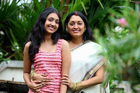 മകളുടെ ഡാന്‍സ് പരിപിടിക്കിടെ ദേഷ്യപ്പെട്ട് മൈക്ക് വലിച്ചെറിഞ്ഞ് ഊര്‍മിള ഉണ്ണി; ആരോപണവുമായി സംഘാടകര്‍; വിഡിയോ