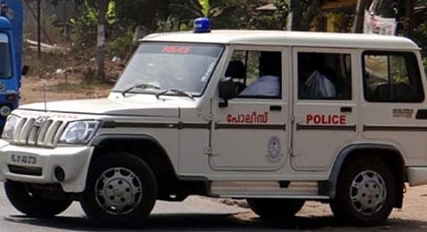 പൂര്‍ണഗര്‍ഭിണിക്ക് ആംബുലന്‍സായി പൊലീസ് ജീപ്പ്; കരുതലിന്റെ നല്ല മാതൃക