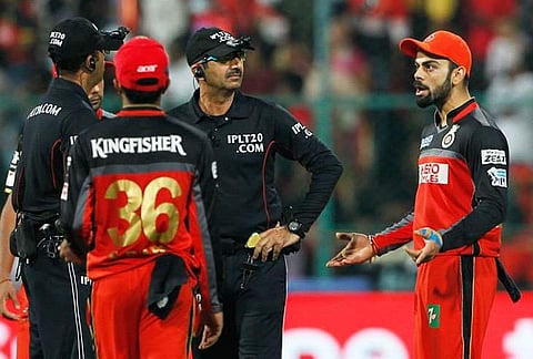 ലോക്ക്‌ഡൗണില്‍ യുപിയിലെ ഗ്രാമത്തില്‍ കുടുങ്ങി, മൊബൈല്‍ റേഞ്ചിനായി മരത്തിന്റെ മുകളില്‍ അമ്പയര്‍